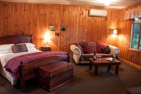 Balingup Heights Hilltop Forest Cottages - Local Tourism 8