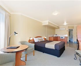 Hopkins House Motel And Apartments - Local Tourism 7