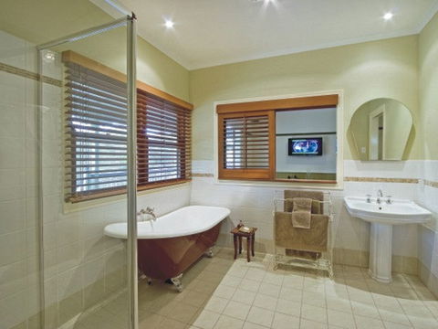 The Sanctuary Springbrook Guest House Cottage - Local Tourism 1