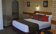 Hilltops Retreat Motor Inn - Young - Accommodation Australia 1