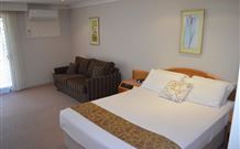 Hilltops Retreat Motor Inn - Young - Accommodation Australia 2