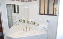 Hilltops Retreat Motor Inn - Young - Accommodation Australia 0