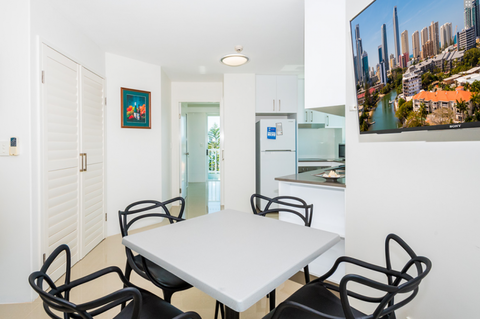 The Emerald Surfers Paradise - Australia Shopping 10