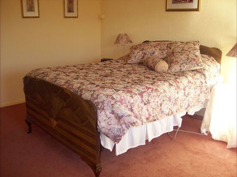 Colonial Inn Guest Rooms - Local Tourism 4