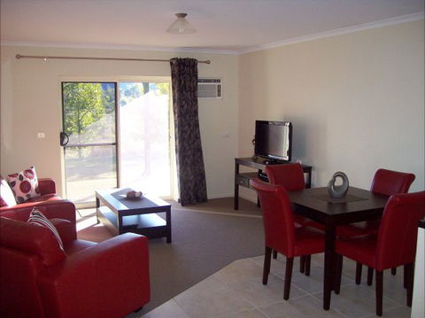 Colonial Inn Guest Rooms - Local Tourism 5