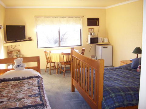 Colonial Inn Guest Rooms - Local Tourism 9