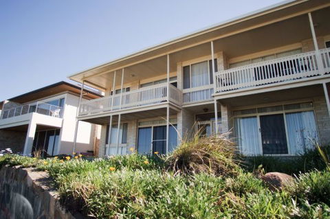 The Dolphins 1 - Accommodation Australia 0