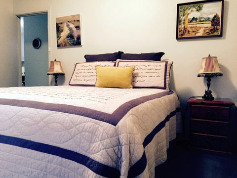 Pizzini's Vineyard Guesthouse - Local Tourism 1