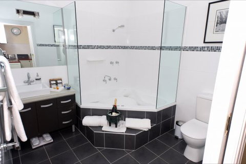 Mirkwood Forest Self-Contained Spa Cottages - Local Tourism 9