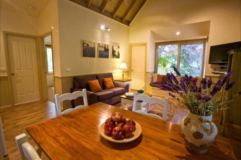 Autumn Abode Cottages - Local Tourism 0