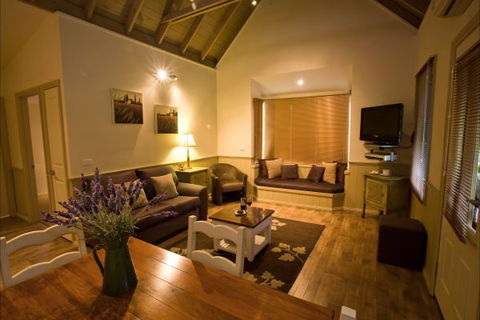 Autumn Abode Cottages - Local Tourism 5