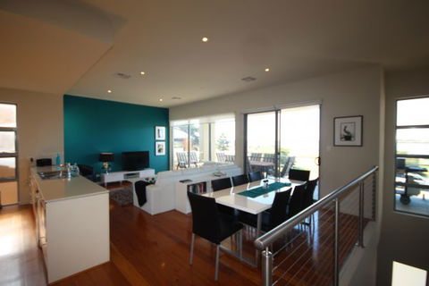 LJ Hooker Goolwa Holiday Rentals - 42 Underwood Avenue, Goolwa Beach - Accommodation Australia 2