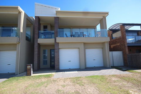 LJ Hooker Goolwa Holiday Rentals - 42 Underwood Avenue, Goolwa Beach - Accommodation Australia 3