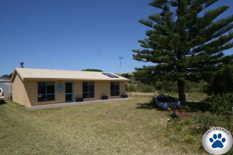 LJ Hooker Goolwa Holiday Rentals - 15 Eaton Avenue, Goolwa Beach - Accommodation Australia 0