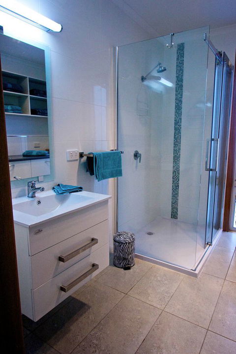 Penguin Beachfront Apartments - Accommodation Australia 9
