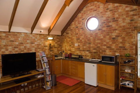 Bet's Bed And Breakfast Studio - Accommodation Australia 5