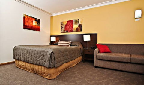 Governor Macquarie Motor Inn - Australia Shopping 3