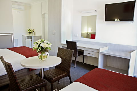 Governor Macquarie Motor Inn - Australia Shopping 5