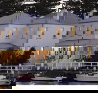 Oscars Waterfront Boutique Hotel