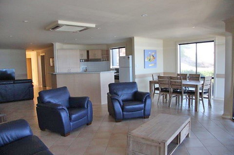 Cliff House Beachfront Villas - Accommodation Australia 4