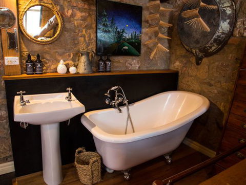 Farm Pod At Twamley Farm - Local Tourism 5