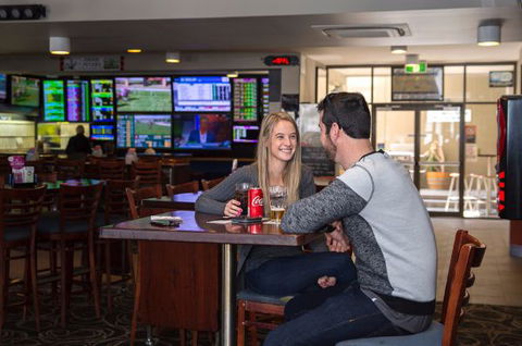 Pedens Hotel - Australia Shopping 1