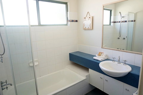 6 Point Lookout Beach Resort - Local Tourism 1