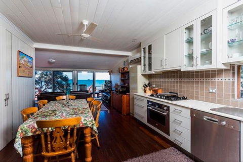 Beachfront Zilzie Holiday Home And Cottage - Accommodation Australia 5