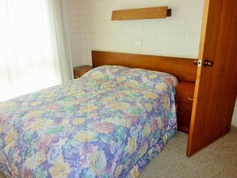 Dolphins 2 - Accommodation Australia 5