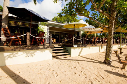 Montes Reef Resort - Australia Shopping 1
