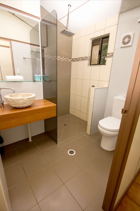 Montes Reef Resort - Australia Shopping 7