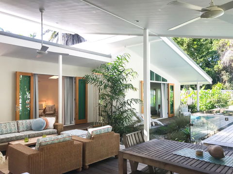 Pineapple Pete's Beach House - Australia Shopping 1