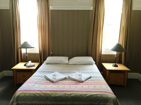 Apsley Arms Hotel - Australia Shopping 1