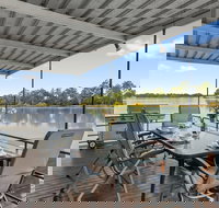 Boats and Bedzzz - The Murray Dream self-contained moored Houseboat - Bed n Breakfasts