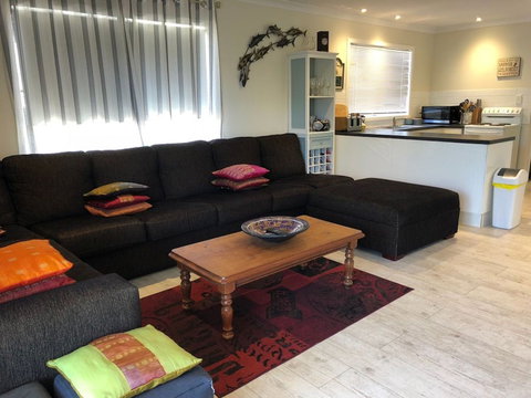 Flutterby's Beach Retreat Preston Beach - Local Tourism 0