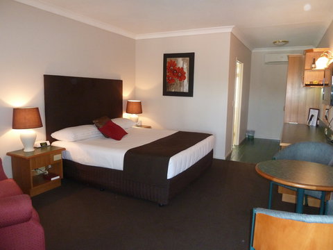 McNevins Logan Park Motel - Local Tourism 1