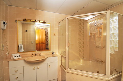 McNevins Logan Park Motel - Local Tourism 2