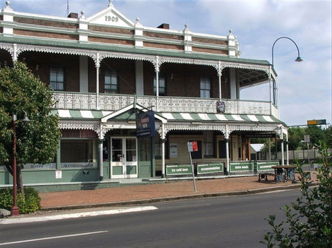 Thunderbolt Inn (aka The Bottom Pub!) - Local Tourism 0