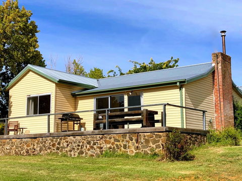 Adelong Valley Farm Stays - Moorallie Cottage - Local Tourism 1