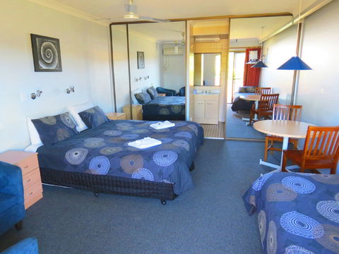 Sisleys Motel - Accommodation Australia 0