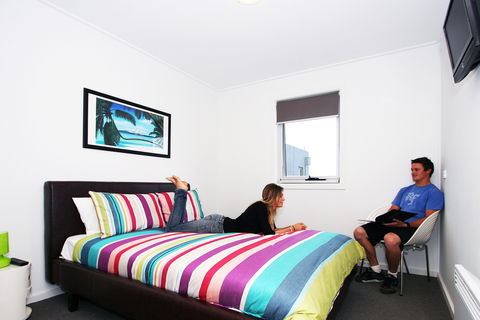 The Island Accommodation - Phillip Island YHA - Accommodation Australia 2