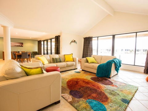 Canal Elegance In Yunderup - Accommodation Australia 0