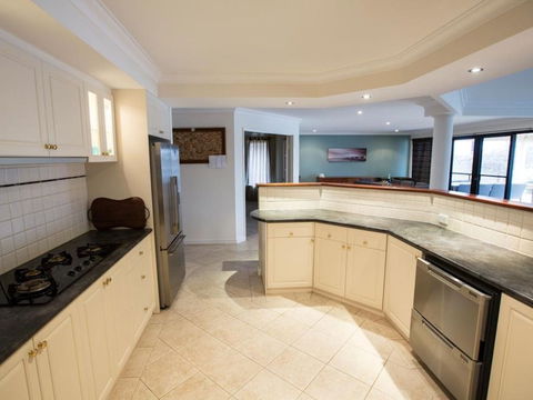 Canal Elegance In Yunderup - Accommodation Australia 2