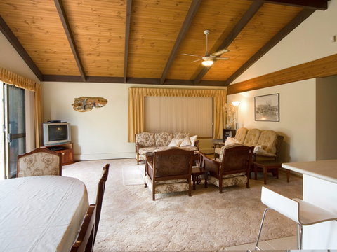 Chisholm Heights CBD Accommodation - Australia Shopping 0