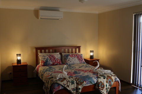 CozyStay At Kearsley - Local Tourism 0