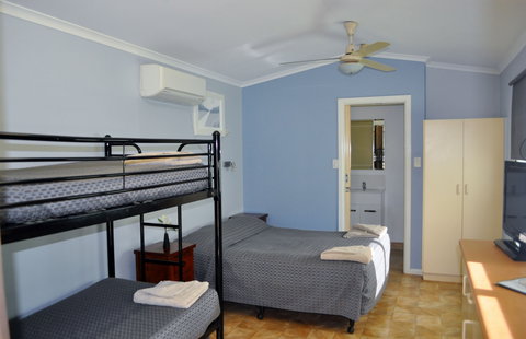 Daly Waters Historic Pub - Australia Shopping 2