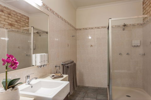 Highlander Motor Inn And Apartments - Local Tourism 1