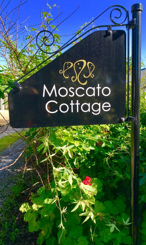 3 Divas Accommodation - The Moscato Cottage - Accommodation Australia 1
