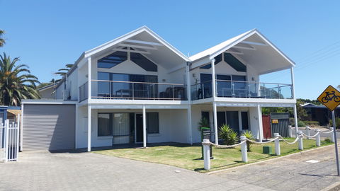 Beachcomber Beachfront  Beach House At Port Elliot On Horseshoe Bay - Accommodation Australia 0