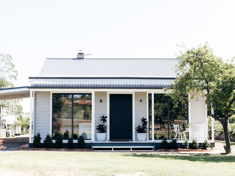 Chic Country Cottage With Vineyard Views - Local Tourism 0